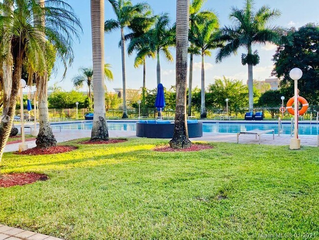 Building Photo - 9340 Fontainebleau Blvd