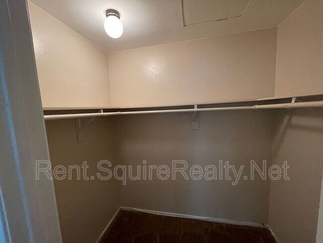 Building Photo - 765 Knollwood Ln