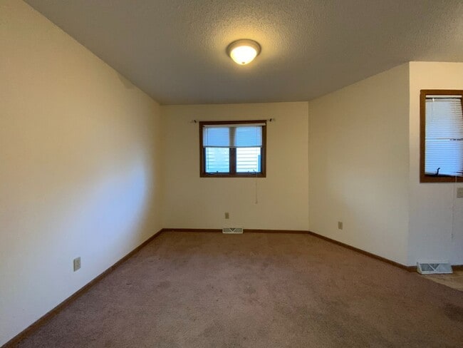 Building Photo - 4 Bedroom 3 Bath Condo