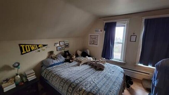 Building Photo - 617 E 8th St