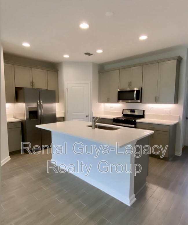 Building Photo - 300 Brandon Lks Dr