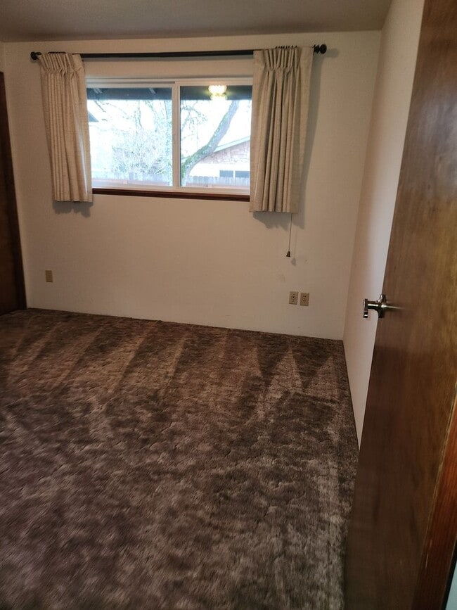 Building Photo - 2-bedroom 1 bath Duplex
