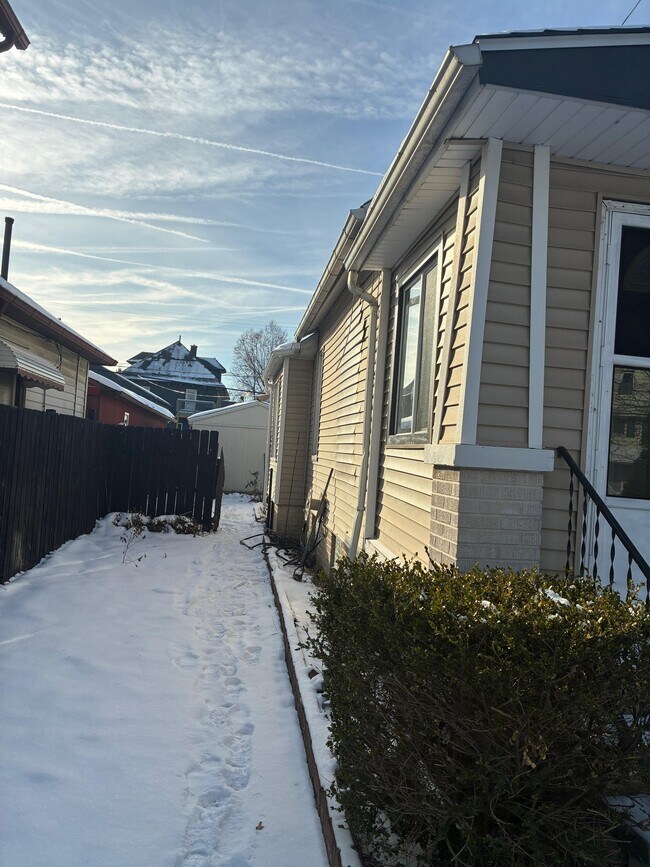 Building Photo - 2721 Woodbridge Ave