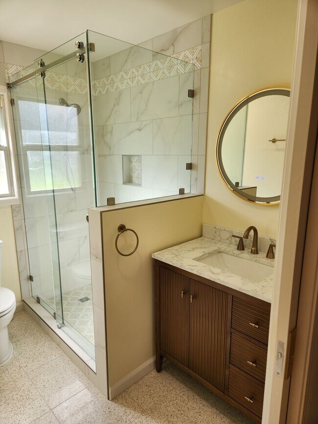 Building Photo - Charming 2 bd, 1 bath near downtown Santa Rosa