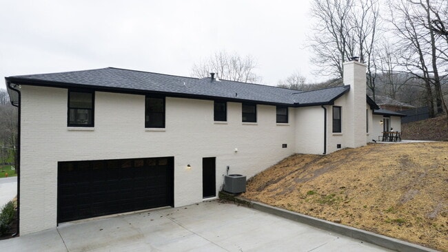 Building Photo - 5527 Hillview Dr
