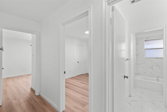 Building Photo - 5607 Viking Dr