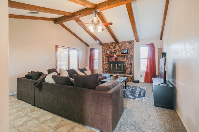 Building Photo - 3 Bedroom 2 Bath Home