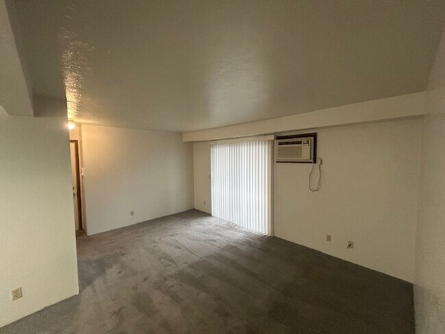 Building Photo - 2 bedroom 1 bath, middle floor apartment with private balcony