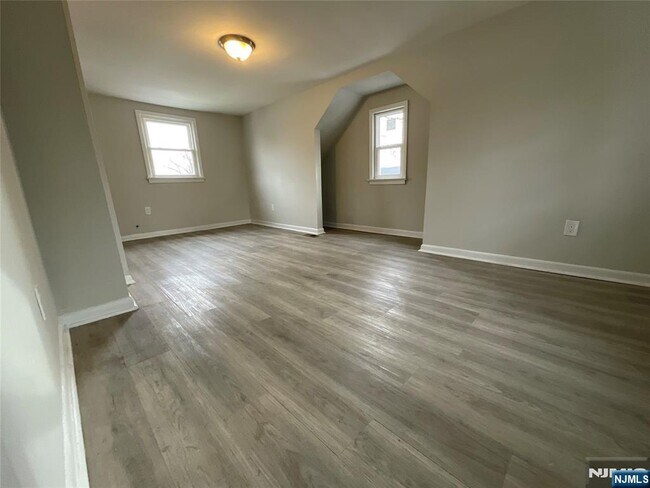 Building Photo - 165 Corabelle Ave