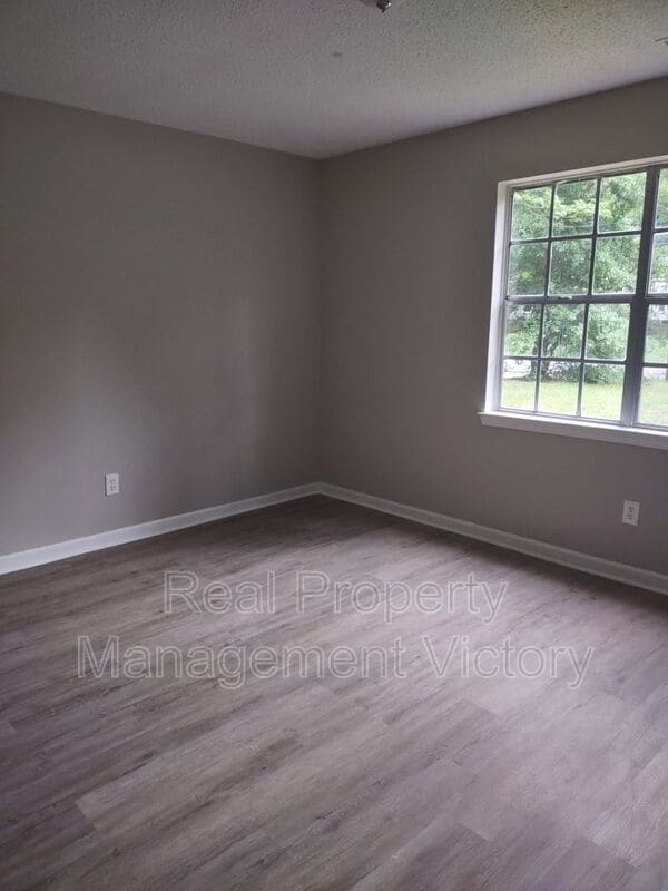 Building Photo - 180 Saturn Ln