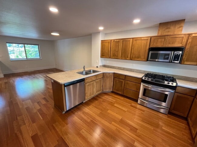 Building Photo - Beautiful 2 Bed/2.5 Bath Townhome on Bend'...