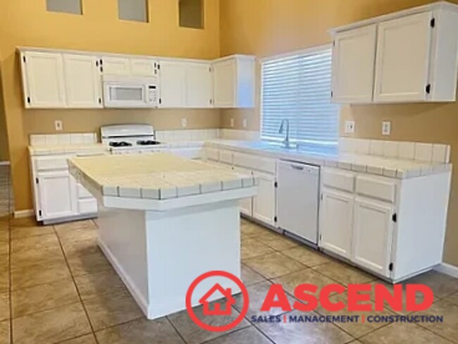 Building Photo - Lovely 3 Bedroom Home Off Stockdale Hwy!