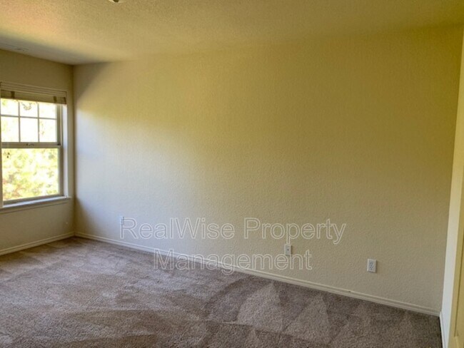 Building Photo - 1399 NW Fort Clatsop St