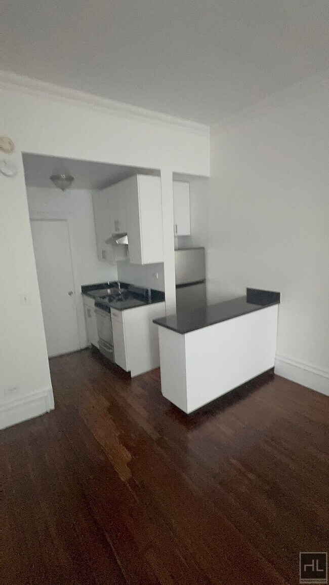 Primary Photo - EAST 65 STREET