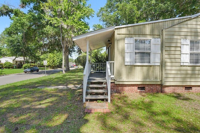 Building Photo - 3 Bed 2 Bath Home with Great Outdoor Space!