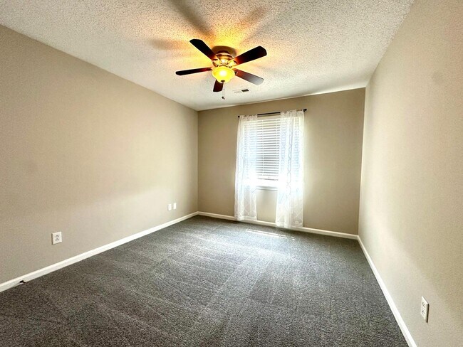 Building Photo - 8425 Hirsch Dr