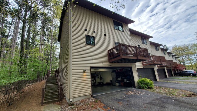 Building Photo - Maplewood Hills 2 Bedroom End Unit Townhome