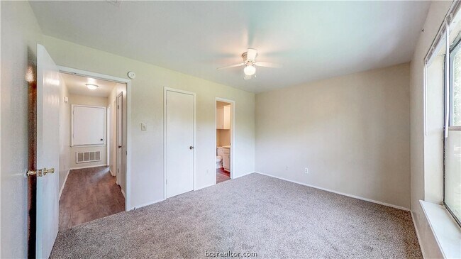 Building Photo - 303 Manuel Dr