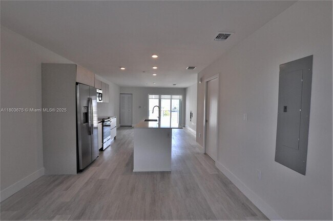 Building Photo - 2505 NE 193rd St