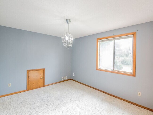 Building Photo - 1810 NE Estate Dr