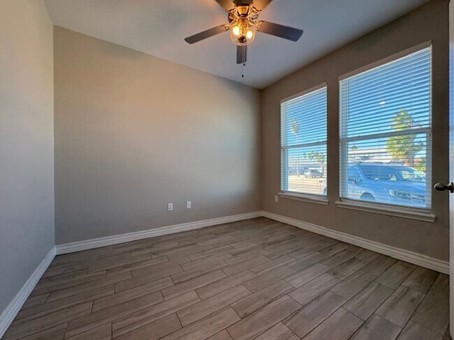 Building Photo - DCR602