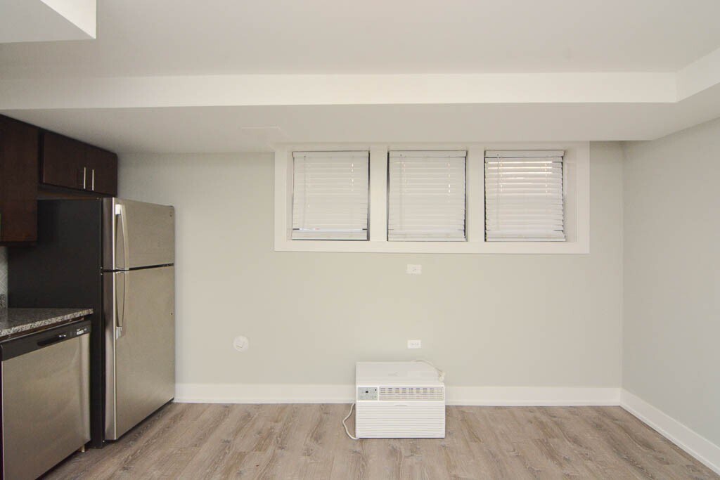 Building Photo - 438 W Belden Ave
