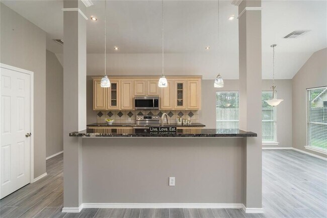 Building Photo - 3622 Englewood Dr