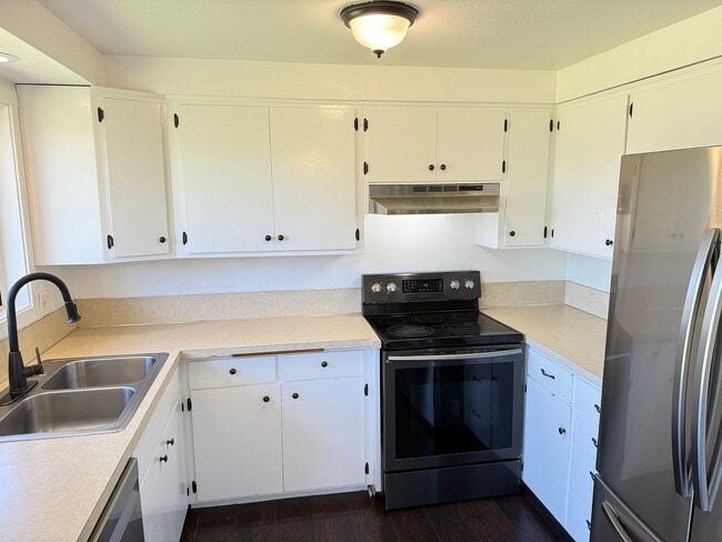 Building Photo - Discover this 3-bedroom 2-bathroom house in a great neighborhood!