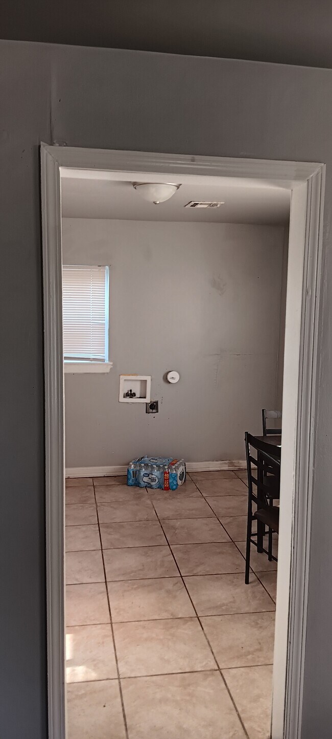 Building Photo - 548 E Woodrow St