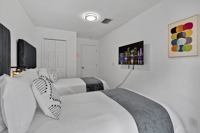 Building Photo - 2065 SW 28th Terrace