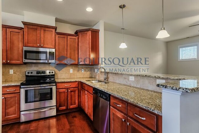 Building Photo - Townhome | Washer /Dryer Included | Enclos...