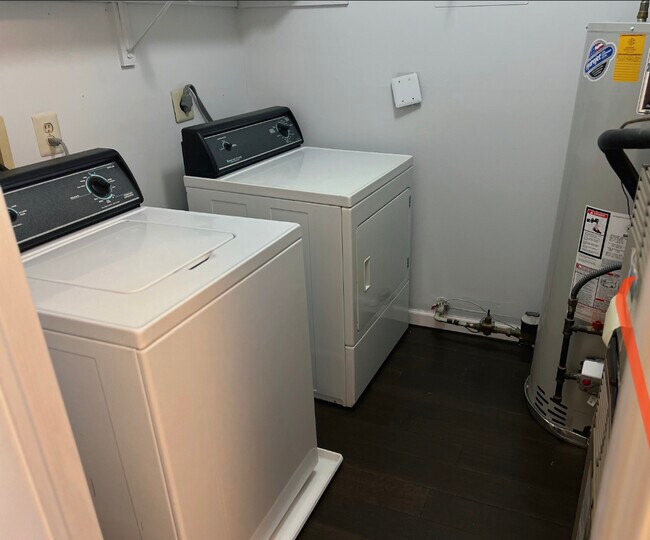Spacious laundry room - 1942 Willings Ln