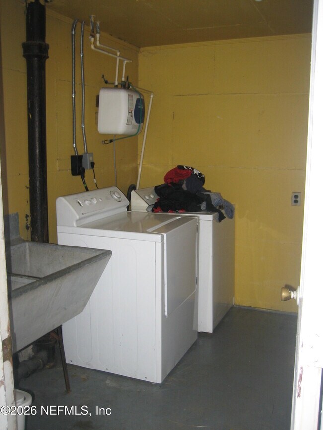 Building Photo - 2842 Sydney St