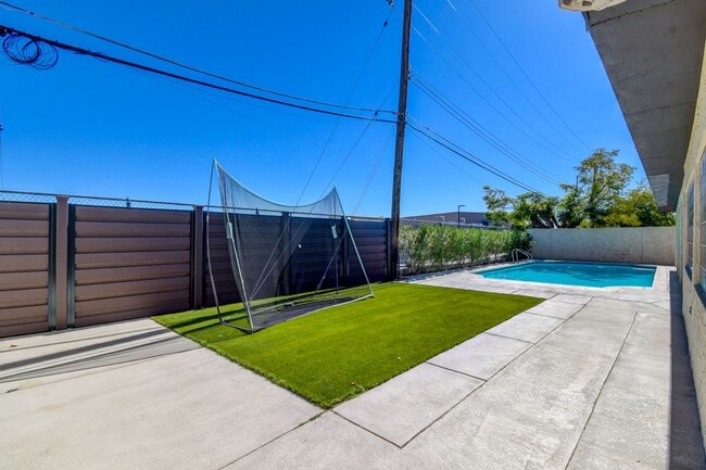 Building Photo - Paradise Palms – No neighbors behind you – Pool – Remodeled – Furnished