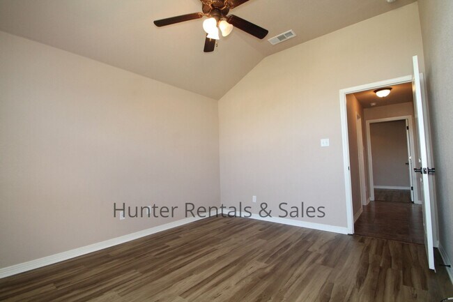 Building Photo - Evergreen Estates Beauty!