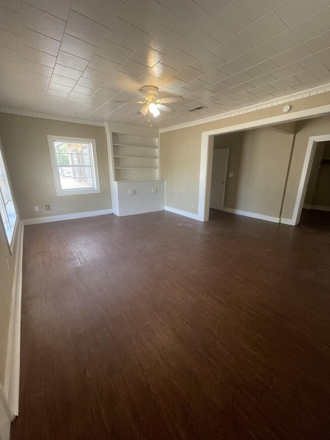 Building Photo - 415 S Rio Grande St