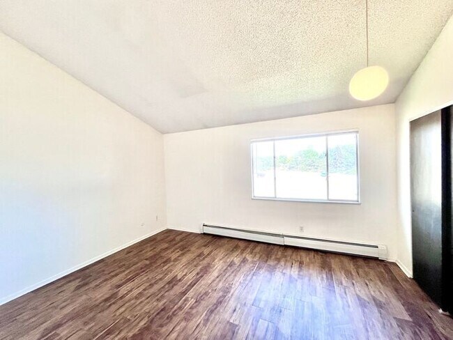 Building Photo - 1 Bed, 1 Bath Apartment!