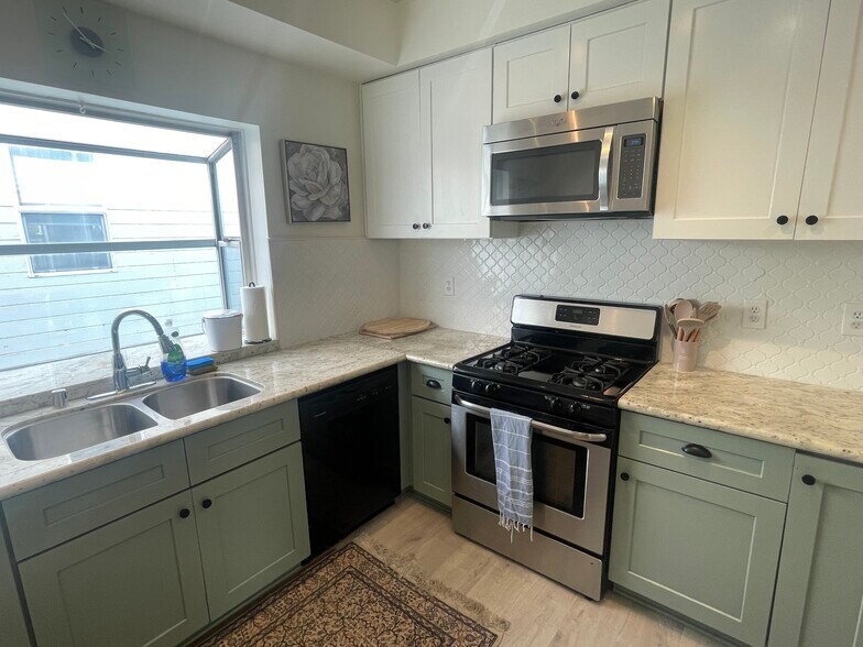 Building Photo - 32 28th Ave