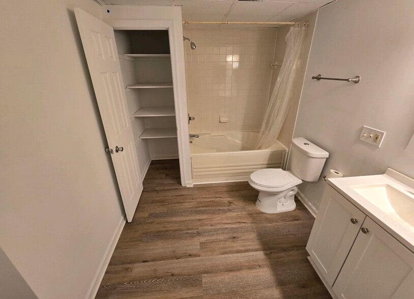 Bathroom (view 2) - 1685 Baltimore Annapolis Blvd