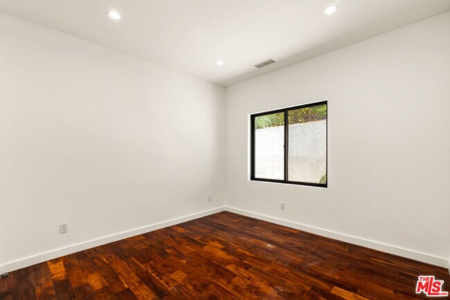 Building Photo - 8836 Wonderland Ave