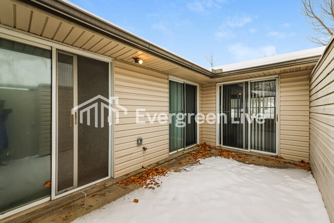 Building Photo - 5714 Troy Villa Blvd