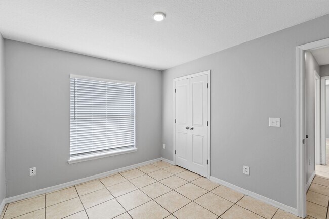 Building Photo - 3/2 Duplex near Sleepy Hollow Sports Complex in Leesburg