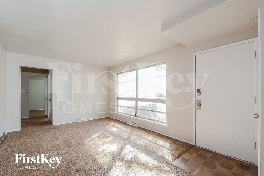 Building Photo - 623 Holiday Ave