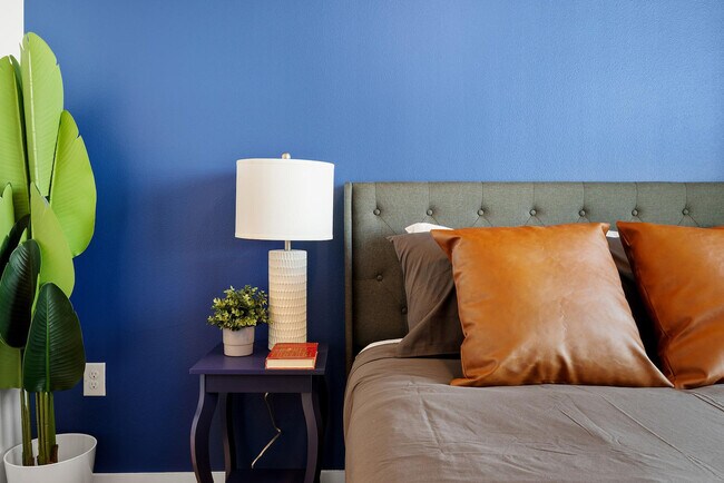 Building Photo - 2425 E Riverside Dr