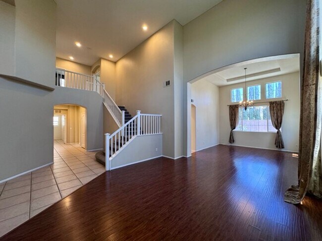 Building Photo - Murrieta Home with 6 Bedrooms plus a Bonus...