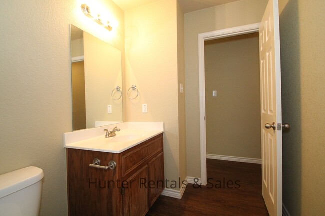 Building Photo - Luxury Duplex!