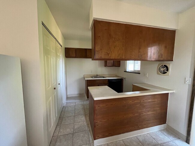 Building Photo - LOVELY DUPLEX HOME IN BEAUTIFUL SANDY, OR!!