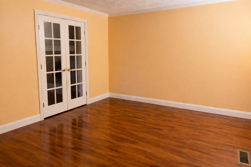 Light-filled front room - 4739 Margaret Ct