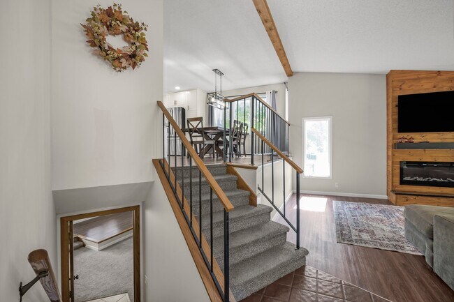 Building Photo - 6250 Larch Ln N