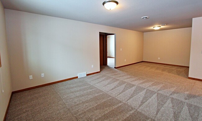 Building Photo - 4 Bedroom Townhome!